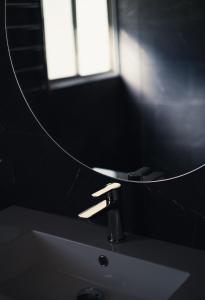 a bathroom with a sink and a mirror at Kosciusko Tourist Park in Jindabyne +38 photos