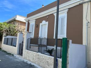 a house with a gate and a fence at L’antico casale in Reggio Calabria