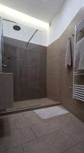 La salle de bains est pourvue d'une douche avec une porte en verre. dans l'établissement Asboth Downtown Apartment, à Budapest