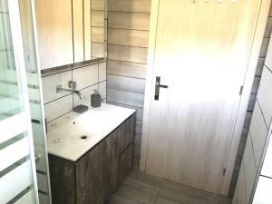 ein Bad mit einem Waschbecken und einem Spiegel in der Unterkunft Pegasus Amazing Flat, 15min Walk To The Beach in Chania