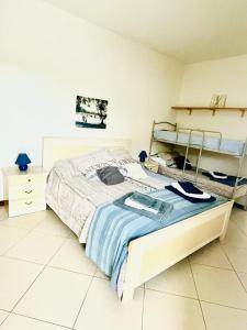 聖托·斯特凡諾·阿爾馬爾的住宿－Brezza Marina，一间卧室,配有一张床和一个架子