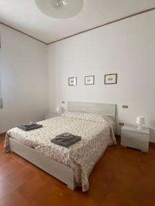 Dormitorio blanco con cama y pared blanca en G&G Apartment, en Nápoles