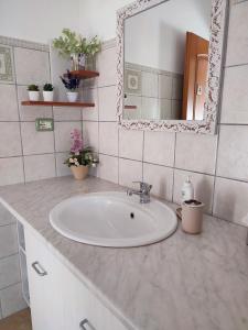 A bathroom at Monte Granatico