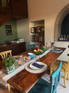 uma mesa de madeira com comida na cozinha em B&B Domus Vista em Iglesias