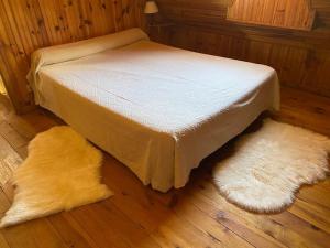 Postel nebo postele na pokoji v ubytování Gîte 6 pers jardin et cheminée à 10 mn des pistes + 5 fotografií