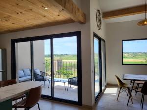 sala de estar con mesa y sillas en Domaine de l'Envolée, en Tourbes