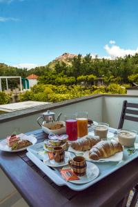 Una mesa con una bandeja de comida en un balcón. en Villa Liberti, en Castellabate