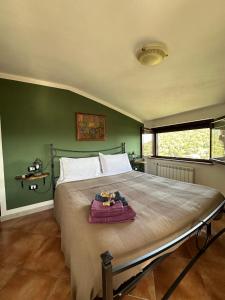 Un dormitorio con una cama grande con un animal de peluche. en B&B Domus Vista, en Iglesias