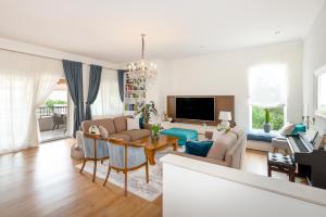 una sala de estar con un sofá y una mesa en Villa Niente da Fare, en Šibenik