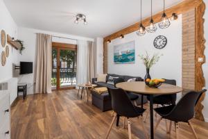 een woonkamer met een tafel en een bank bij Apartman Roko in Vrata