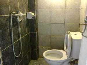 e bagno con servizi igienici e doccia. di My Hostel and Cooking House! a Tbilisi City