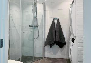bagno con doccia e porta in vetro di Hyllie Appartement - New Construction a Malmö