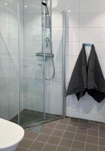 Hyllie Appartement - New Construction في مالمو: حمام مع دش مع كشك دش زجاجي