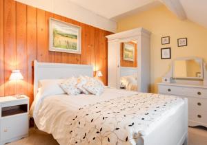 Un pat sau paturi într-o cameră la Binkleys Cottage