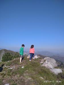 dos niños parados en la cima de una montaña en Casa La Cruz a 2km de Cangas de Onís, en Cangas de Onís