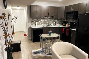 una cocina con una silla y una mesa. en Exquisite Cozy Suite/full amenities in Kensington en Saskatoon