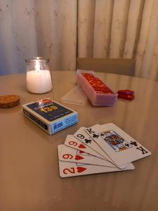 uma mesa com duas cartas de tarot e uma vela em Chale Greifswald Pomerode em Pomerode