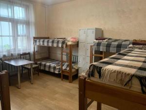 Tempat tidur susun dalam kamar di ВВ-ХОСТЕЛ