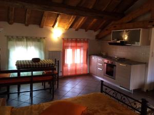 eine Küche mit einer roten Tür und einem Tisch darin in der Unterkunft Yoghy e Bubu in Gambolò