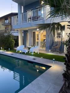 デセンツァーノ・デル・ガルダにあるVilla Karolinaの家の前にプールがある家