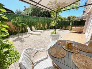 une terrasse avec une table, des chaises et un parasol dans l'établissement BAKEA Apto con jardín privado, à Bakio