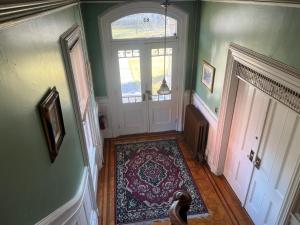 Fotografie z fotogalerie ubytování Private Victorian Apartment in convenient City location on 5 acre, Sleeps 5 v destinaci Poughkeepsie