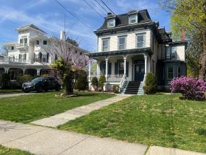 een huis met een auto ervoor geparkeerd bij Private Victorian Apartment in convenient City location on 5 acre, Sleeps 5 in Poughkeepsie