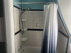 Koupelna v ubytování Private Victorian Apartment in convenient City location on 5 acre, Sleeps 5