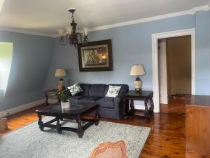 Posezení v ubytování Private Victorian Apartment in convenient City location on 5 acre, Sleeps 5