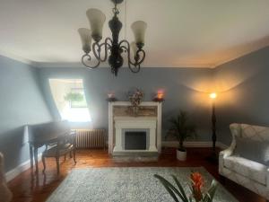 Posezení v ubytování Private Victorian Apartment in convenient City location on 5 acre, Sleeps 5
