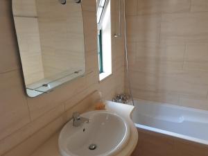 ein Badezimmer mit einem Waschbecken, einem Spiegel und einer Badewanne in der Unterkunft Dias Sublimes in Porches