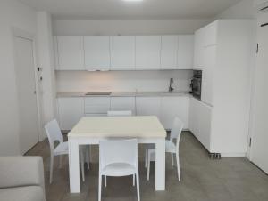 Dapur atau dapur kecil di Opalia Residence - Wonderful Garda Lake view Apartment +49 gambar