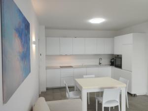 Dapur atau dapur kecil di Opalia Residence - Wonderful Garda Lake view Apartment