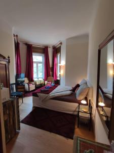 ein Schlafzimmer mit einem Bett und ein Wohnzimmer in der Unterkunft Villa Petterhof in Schottwien