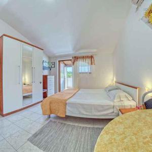 ein Schlafzimmer mit einem Bett und einem großen Fenster in der Unterkunft Apartments in Banjole/Istrien 34757 in Banjole