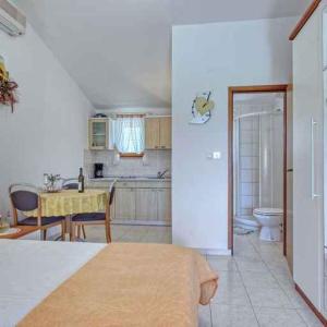 eine Küche und ein Esszimmer mit einem Tisch und einem Esszimmer in der Unterkunft Apartments in Banjole/Istrien 34757 in Banjole