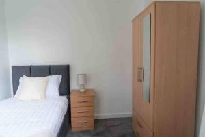 Cama o camas de una habitación en 4 bed house in Harborne Birmingham - Sleeps 7 guests - 5 min walk to QE hospital