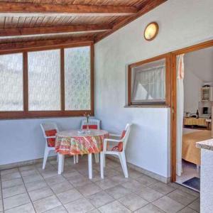 ein Esszimmer mit einem Tisch und Stühlen sowie ein Schlafzimmer in der Unterkunft Apartments in Banjole/Istrien 34757 in Banjole