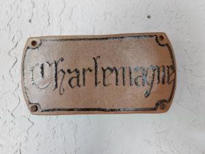 Ein Schild, auf dem Durchfall an einer Wand hängt. in der Unterkunft Château Moussoulens in Moussoulens