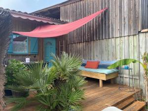 un patio con un banco en una terraza de madera en l'Océane, en Lège-Cap-Ferret