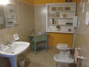 een badkamer met een wastafel en een toilet bij Collesole in Gradara
