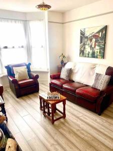 Sala de estar con 2 sofás y mesa de centro en Vista Do Mar - Cowes, en Cowes