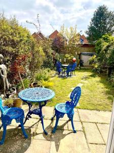 una mesa azul y sillas sentadas en un patio en Vista Do Mar - Cowes, en Cowes