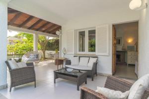 een woonkamer met stoelen en een tafel bij Villa Campins in Port d'Alcudia