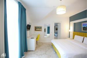 Postel nebo postele na pokoji v ubytování ART Hotel Tirana