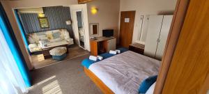 A television and/or entertainment centre at Mirana Family Hotel