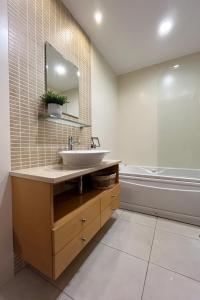 Et badeværelse på Varanda Rosa da Baía