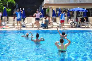 Bazén v ubytování Side Yeşilöz Hotel nebo v jeho okolí