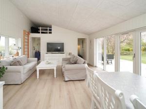 uma sala de estar com mobiliário branco e uma mesa em Holiday home Slagelse XVIII em Slagelse