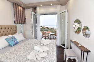 Un dormitorio con una cama grande y un balcón. en SUNRISE LUXURY POOL VILLA, en Palaión Tsiflíkion 95 fotos más